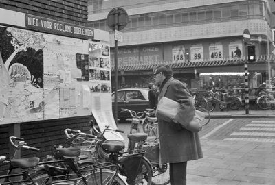 850435 Afbeelding van enkele oude muurkranten en andere berichten op het publicatiebord ('Niet voor reclame ...